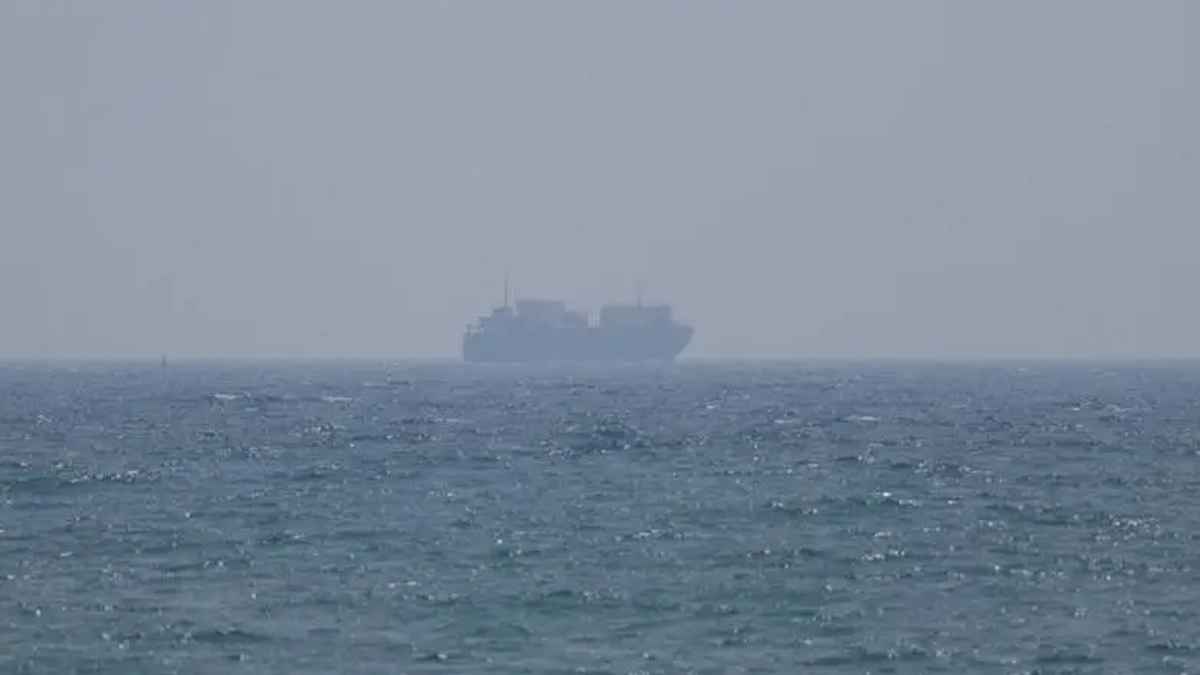 হরমুজ প্রণালী থেকে সরে গেছে তিনটি তেলবাহী ট্যাংকার