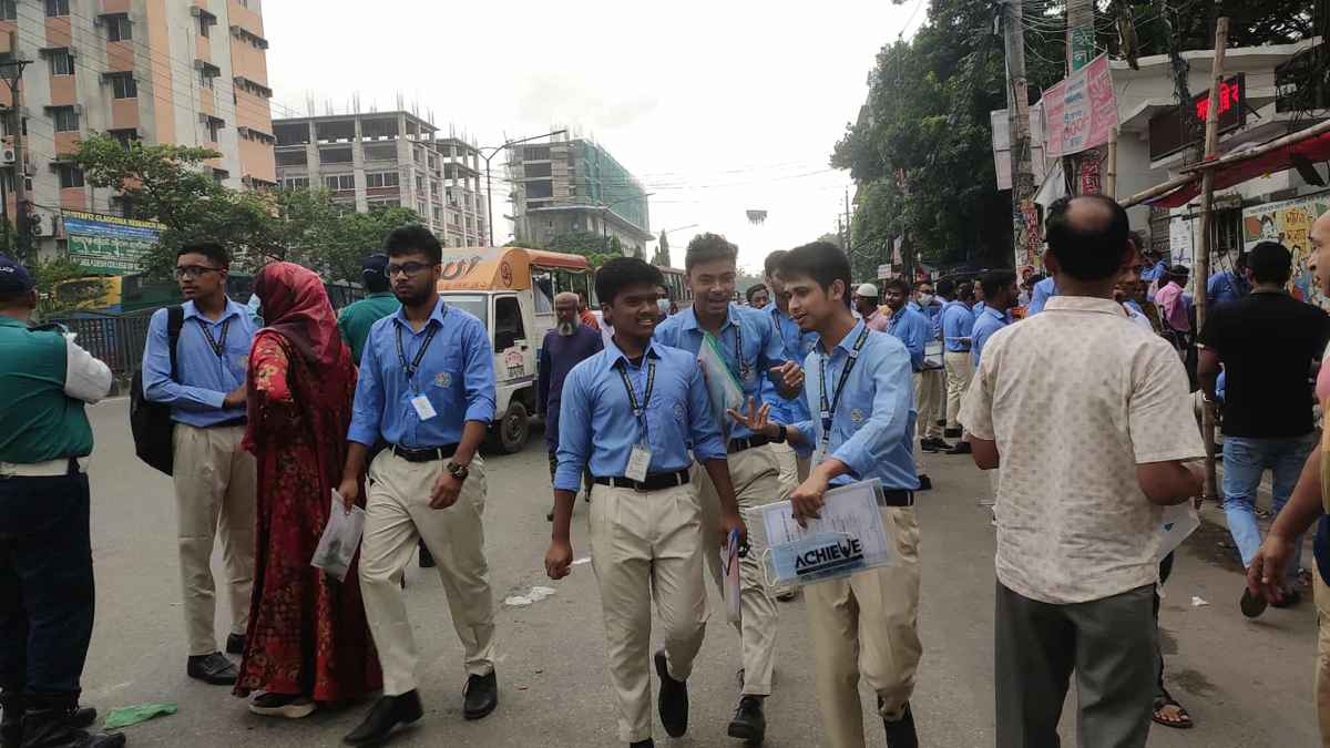 এইচএসসি পরীক্ষাকেন্দ্রগুলোতে উপেক্ষিত স্বাস্থ্যবিধি, বাড়ছে ঝুঁকি