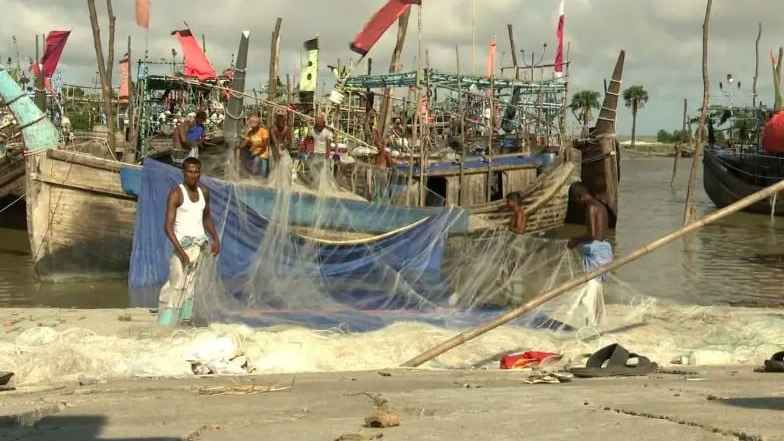 রসদ-পানি নিয়ে সাগরে নামছেন জেলেরা