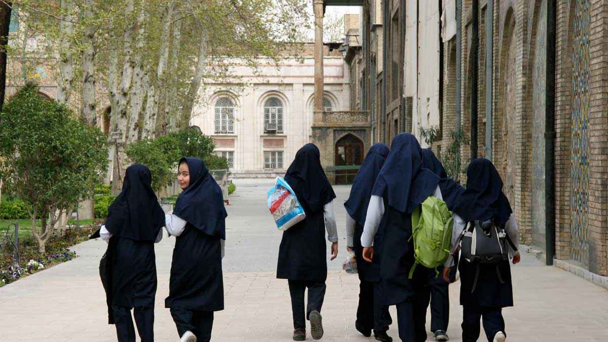 ইরানে হিজাব না পরলে কী কী শাস্তি হতে পারে জানেন?