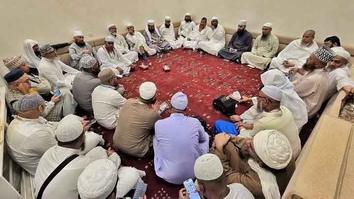 হজে গিয়ে আলেমদের ঐক্য: মক্কায় হৃদয়ছোঁয়া দৃশ্য