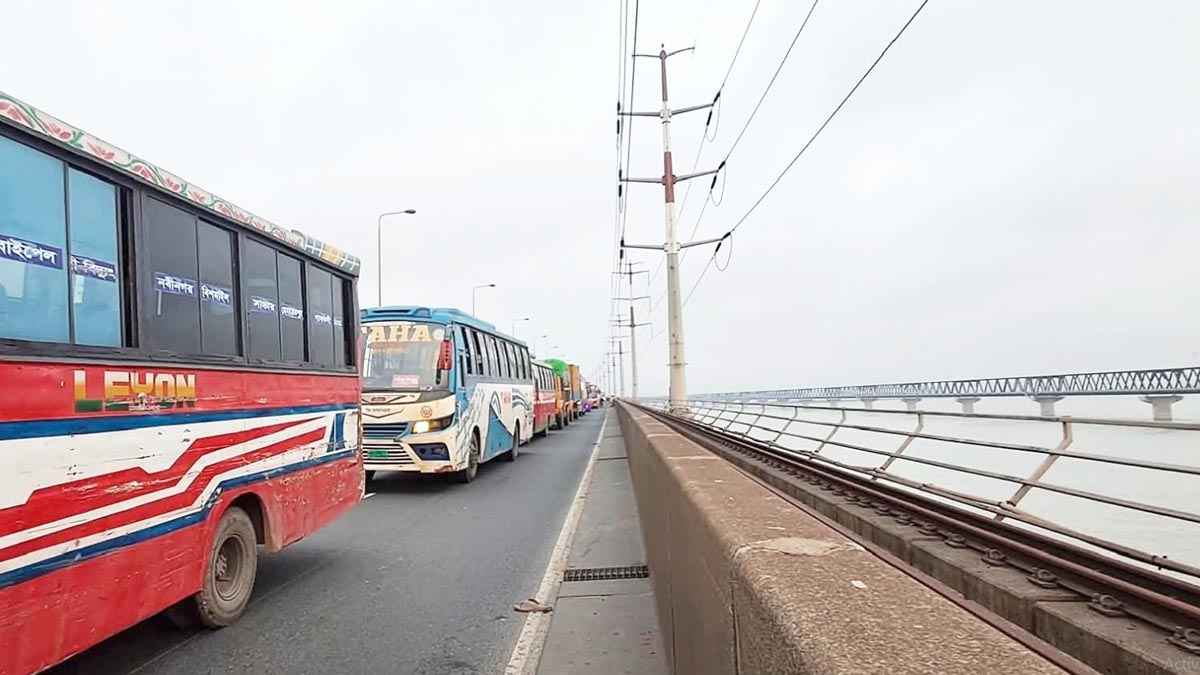 যমুনা সেতুর ওপর দুর্ঘটনায় ৫ গাড়ি বিকল, ২৫ কিলোমিটার যানজট