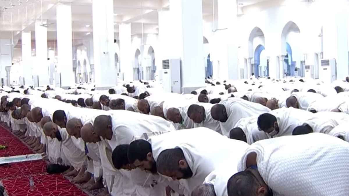 হজের খুতবার পর জোহর ও আছরের নামাজ একসঙ্গে আদায় করলেন হাজিরা