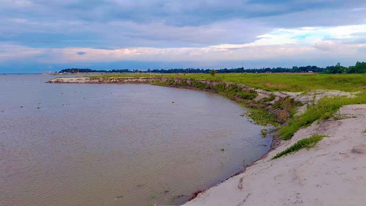 যমুনার পানি বৃদ্ধিতে তলিয়ে যাচ্ছে ফসলি জমি
