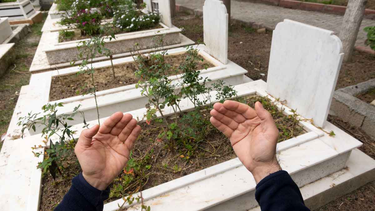 মা-বাবার কবর জিয়ারত: পদ্ধতি ও ফজিলত