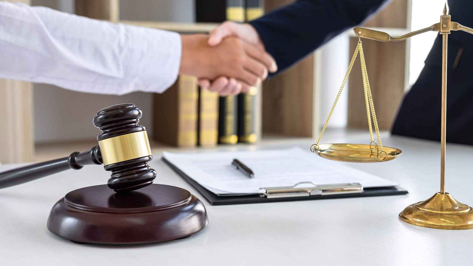 লইয়ার, অ্যাডভোকেট ও ব্যারিস্টারের মধ্যে পার্থক্য কী?