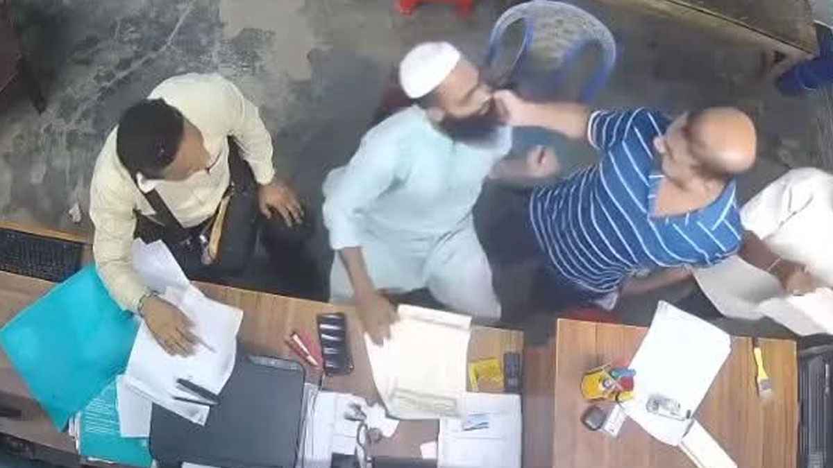 নিকগঞ্জে এক ব্যবসায়ীকে দাড়ি ধরে টানা হেচরাসহ মারধরের অভিযোগ