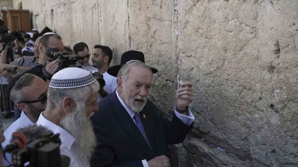 ইরানি হামলায় রাতেই ৫ বার বাংকারে আশ্রয় নেন ইসরায়েলে মার্কিন রাষ্ট্রদূত