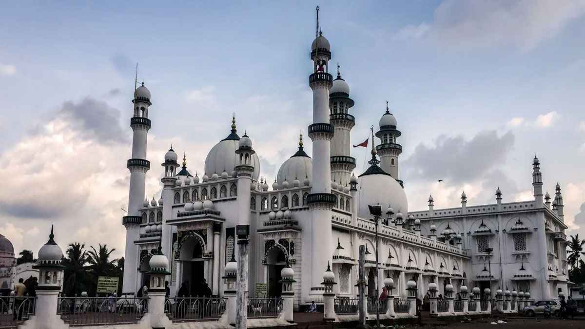 মসজিদের আদব: আল্লাহর ঘরে নিষিদ্ধ ১১টি কাজ