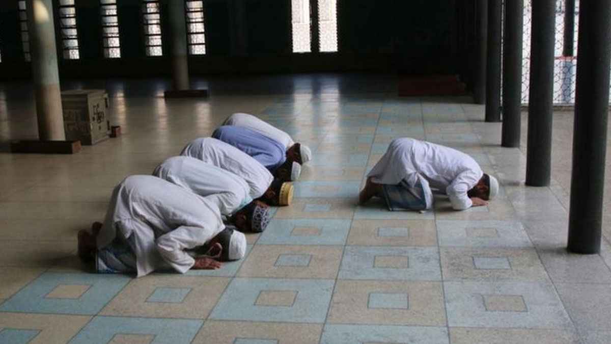 সুন্নত পড়ার সময় জামাত শুরু হলে করণীয়