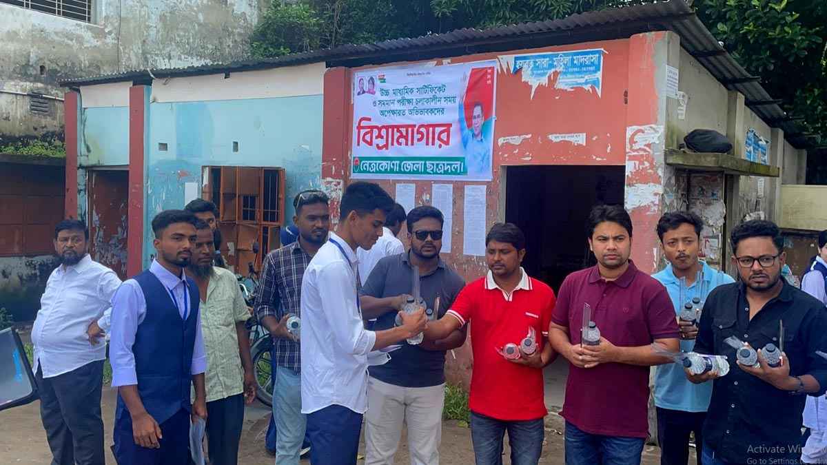 এসএসসি পরীক্ষার্থীদের মাঝে পানি, কলম ও স্যালাইন বিতরণ করলো ছাত্রদল