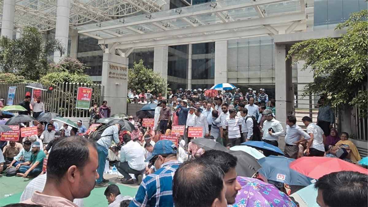 আন্দোলনে স্থবির এনবিআর, আমদানি-রফতানি ব্যাহত