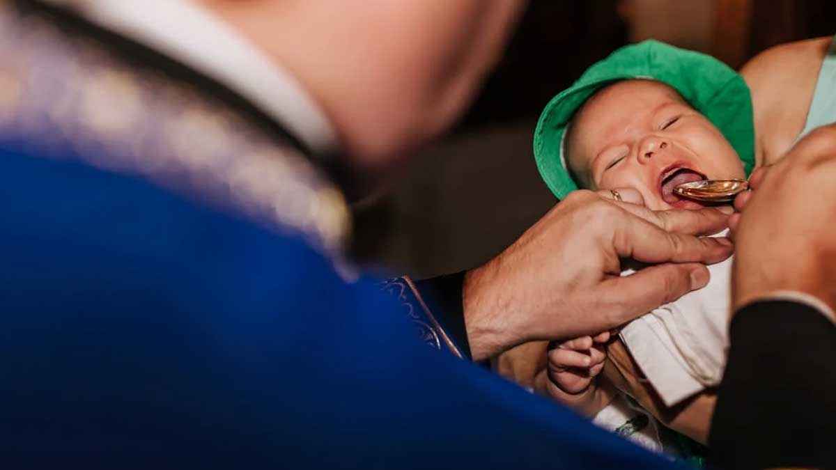 জন্মের পর শিশুকে মধু খাওয়ানো কি সুন্নত?