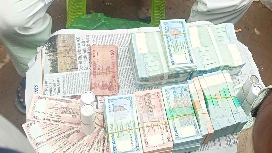 ব্যাংকে হাহাকার, ফুটপাতে এত নতুন নোট এলো কীভাবে?