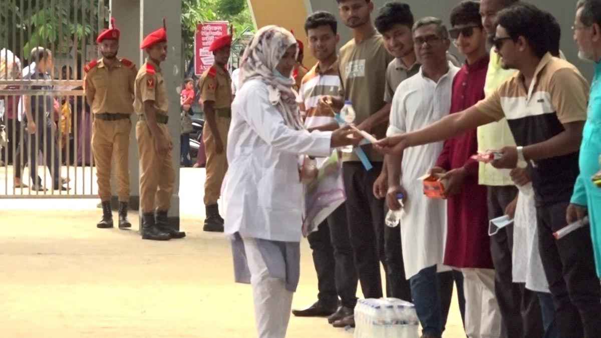 এইচএসসি পরীক্ষার্থী ও অভিভাবকদের ভোগান্তি কমাতে ছাত্রদলের হেল্প ডেস্ক