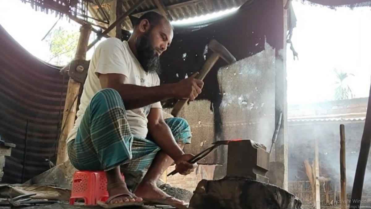 টুংটাং শব্দে মুখর নীলফামারীর কামারপল্লি