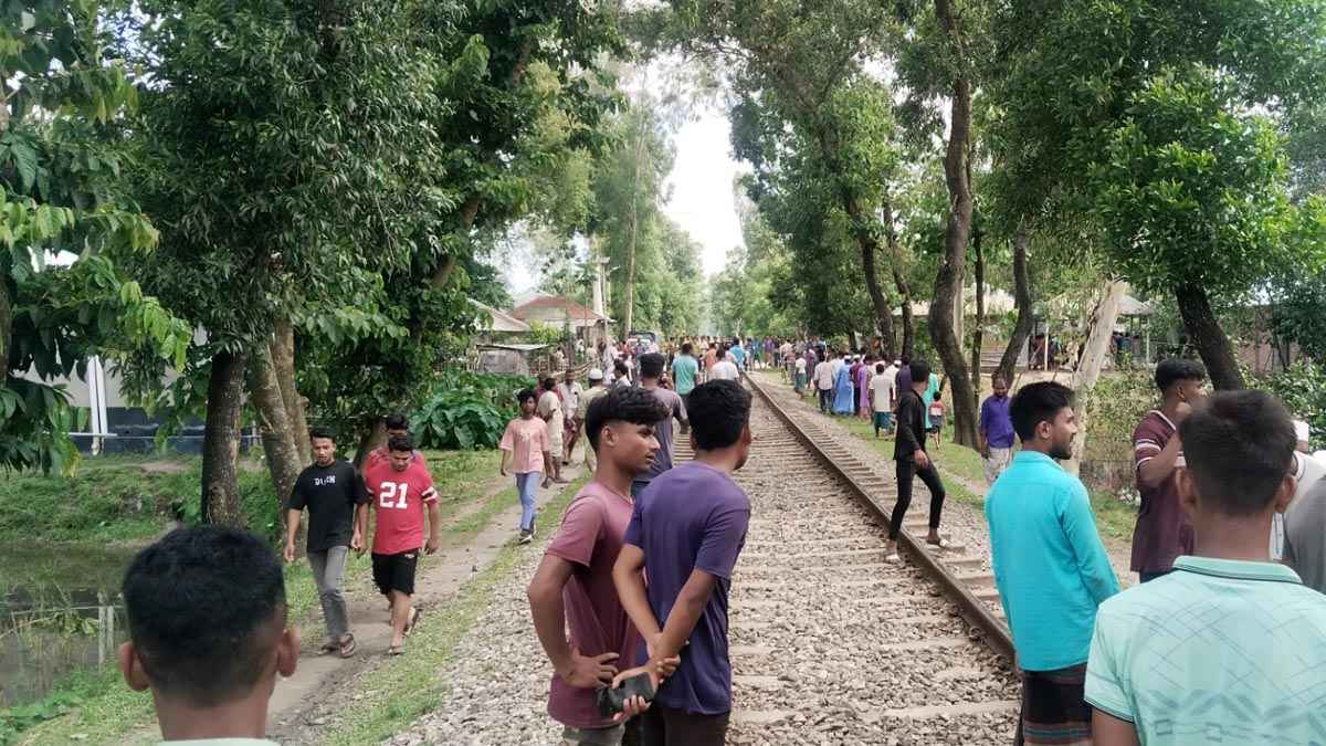 নীলফামারীতে ট্রেনে কাটা পড়ে মোটরসাইকেলের ২ আরোহী নিহত