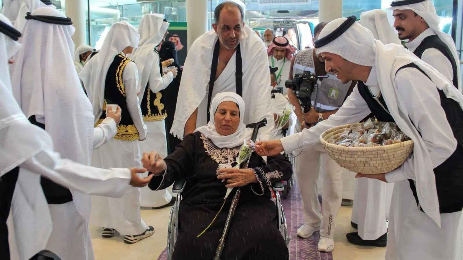 সৌদি আরবে পৌঁছেই ভালোবাসায় সিক্ত ফিলিস্তিনি হাজিরা