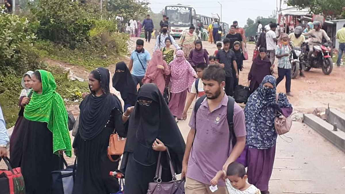 পাটুরিয়া-আরিচা ফেরি ঘাটে ঈদ যাত্রায় ভোগান্তি ছাড়াই পারাপার