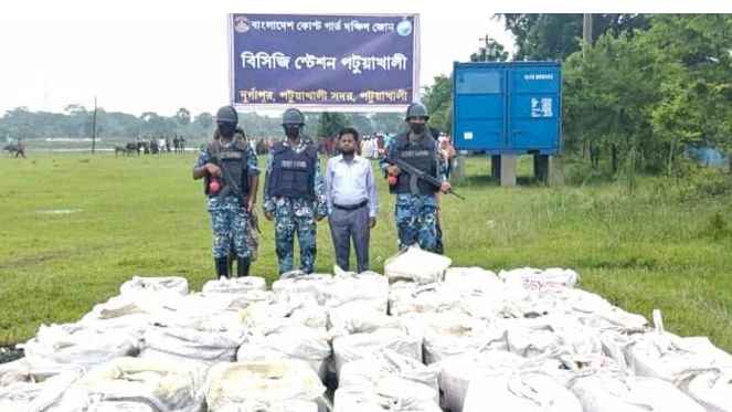 পটুয়াখালীতে যাত্রীবাহী বাস থেকে বিপুল পরিমাণ জাটকা জব্দ