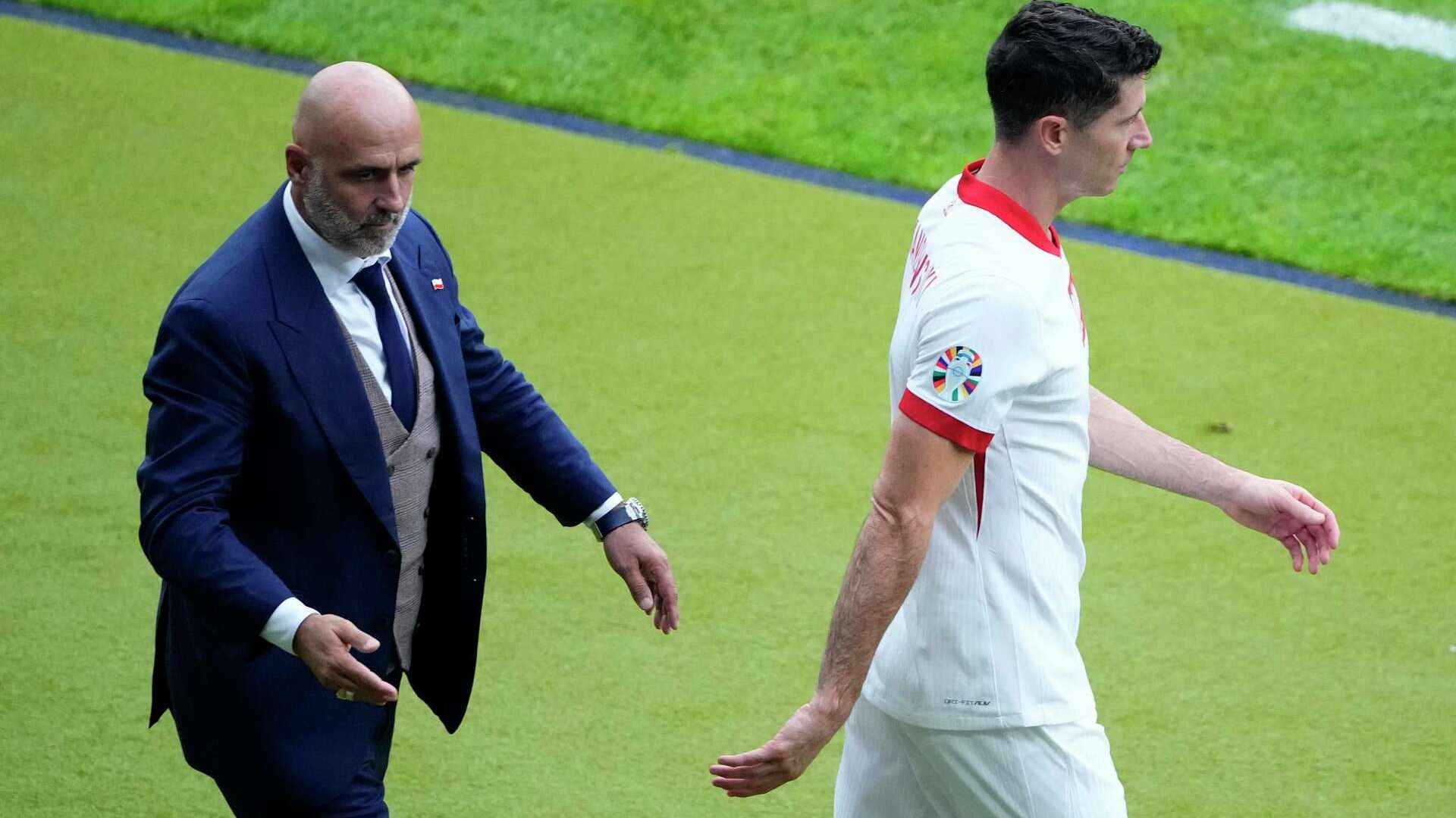 যুদ্ধে জিতলেন লেভানদোভস্কি, পদত্যাগ করলে পোল্যান্ড কোচ