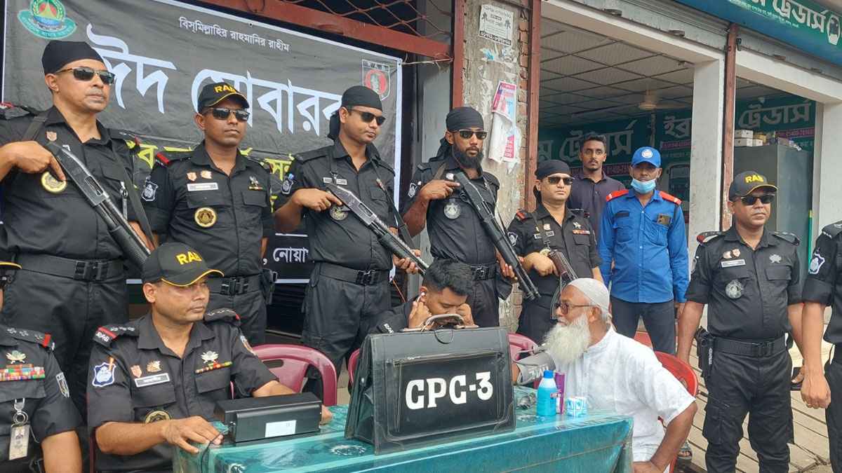 নোয়াখালীতে গরুর হাটে র্যাবের টহল ও জাল টাকা রোধ অভিযান