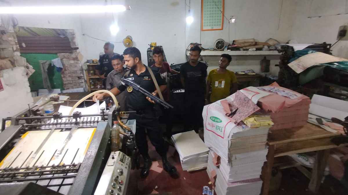 বগুড়ায় নকল ব্যান্ডরোল কারখানায় র্যাবের অভিযান, আটক ৪