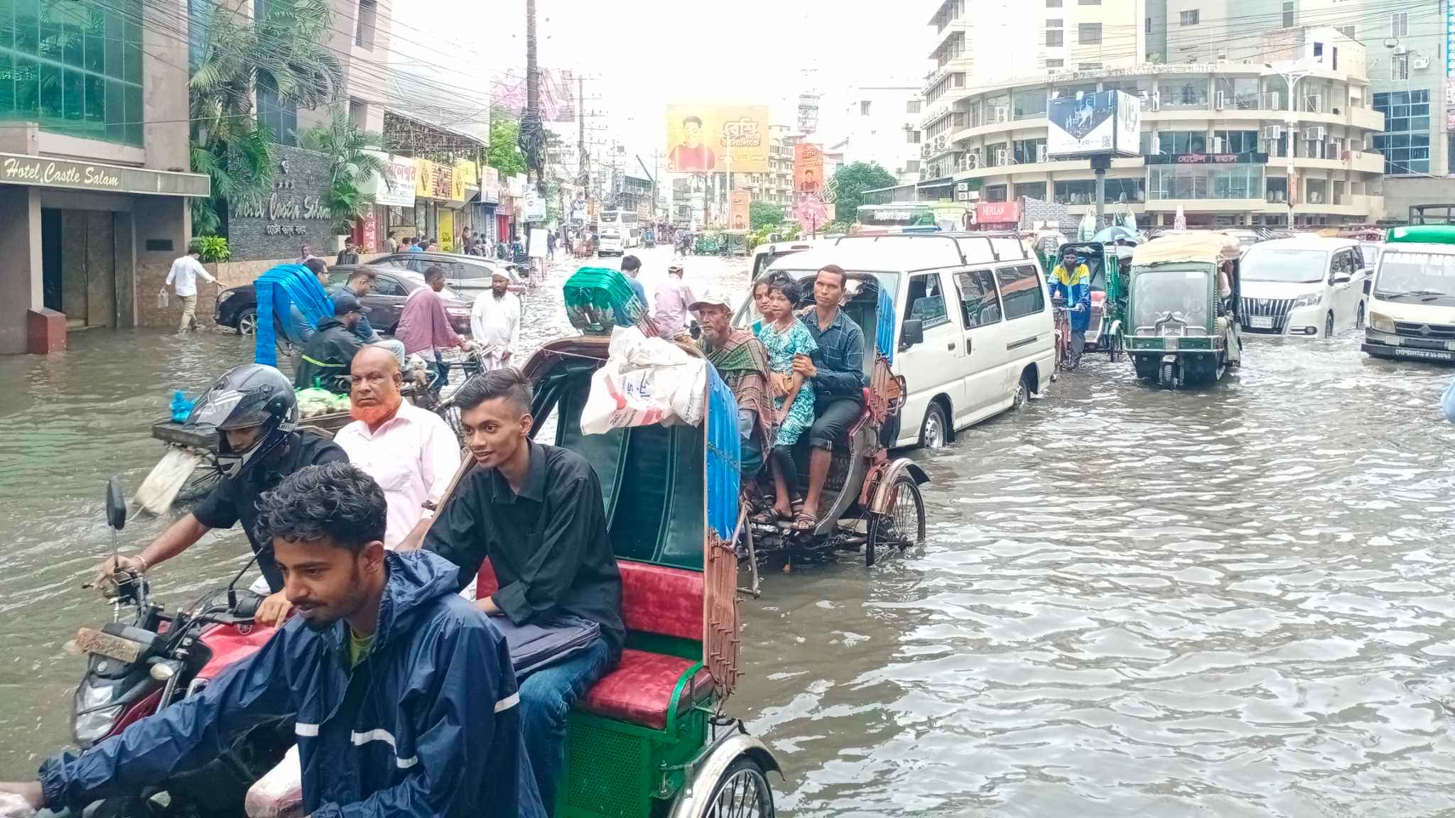 খুলনায় বছরের সর্বোচ্চ বৃষ্টিপাত: তলিয়ে গেছে সড়ক, জনদুর্ভোগ