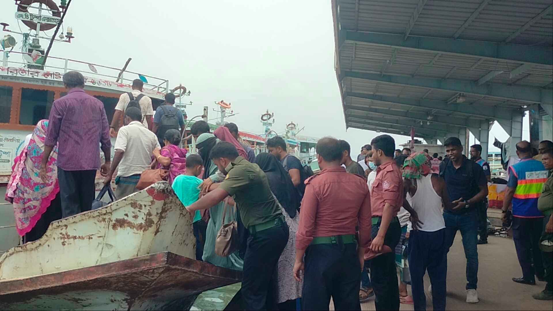 ঈদের ছুটি শেষে কর্মস্থলে ফিরছে মানুষ, দৌলতদিয়া ঘাটে উপচে পড়া ভিড়