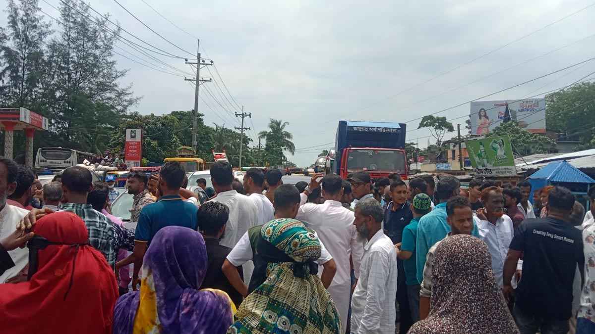 চেয়ারম্যানের অপসারণের দাবিতে সড়ক অবরোধ, যান চলাচল বন্ধ