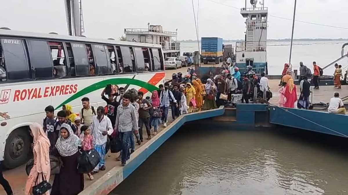 দৌলতদিয়া ঘাটে ঘরমুখো যাত্রীদের ঢল