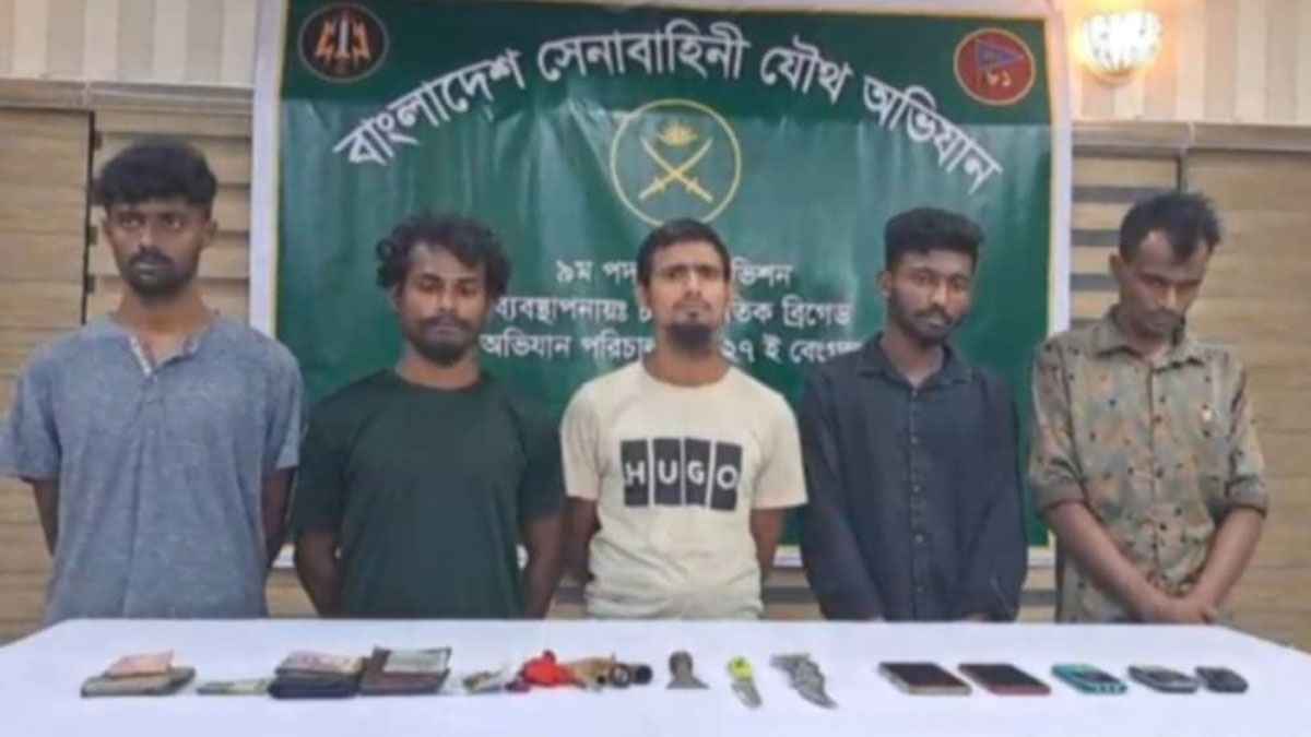 সাভারে ছিনতাইকারী চক্রের প্রধানসহ ৫ জন আটক