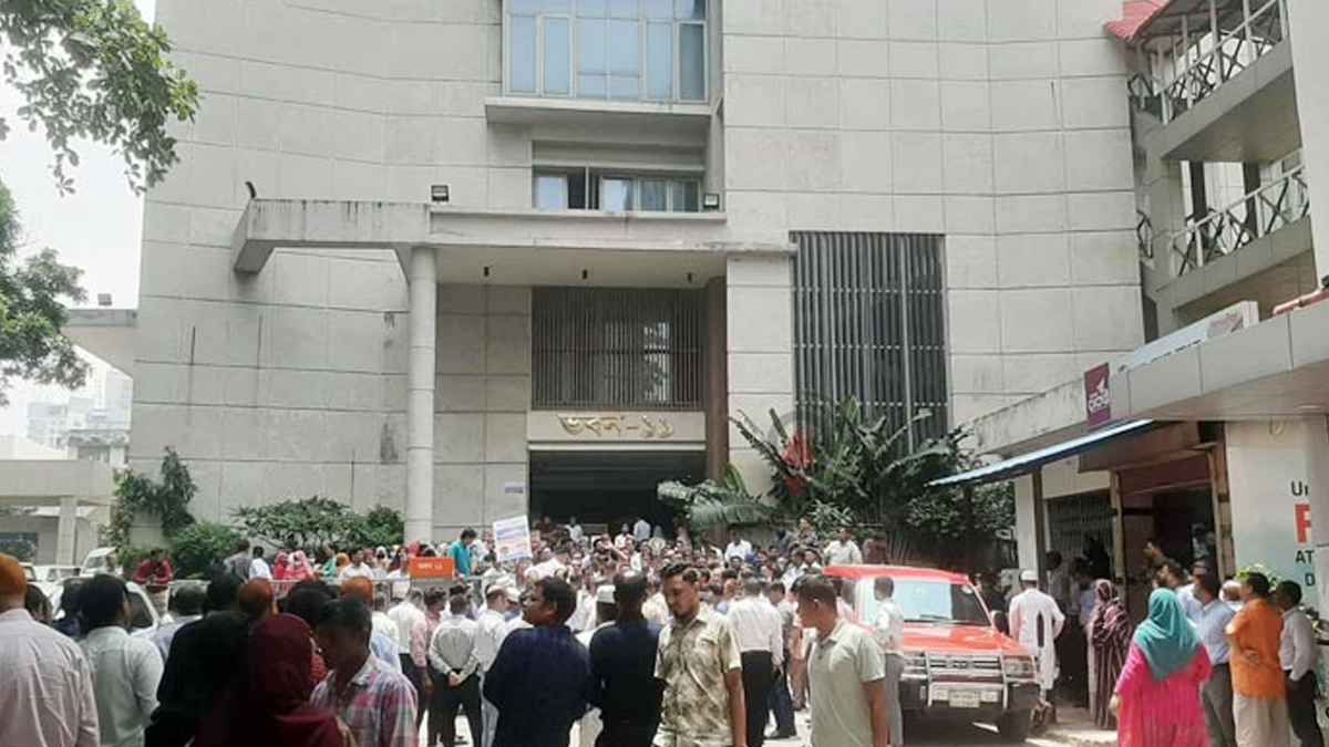 সরকারি চাকরির অধ্যাদেশ বাতিলের দাবিতে সচিবালয়ে বিক্ষোভ