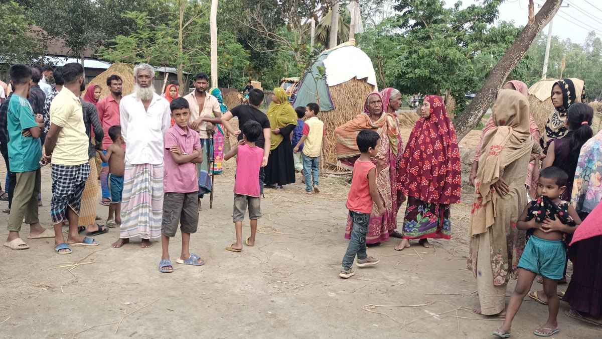 পাশাপাশি কবরে শায়িত হলেন সড়ক দুর্ঘটনায় নিহত বাবা ও দুই ছেলে