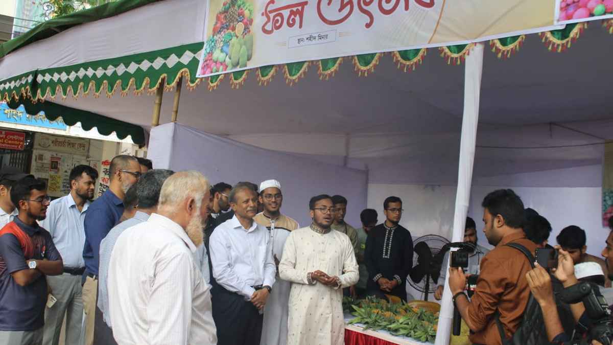 নবীন শিক্ষার্থীদের আগমনে জবি শিবিরের ফল উৎসব