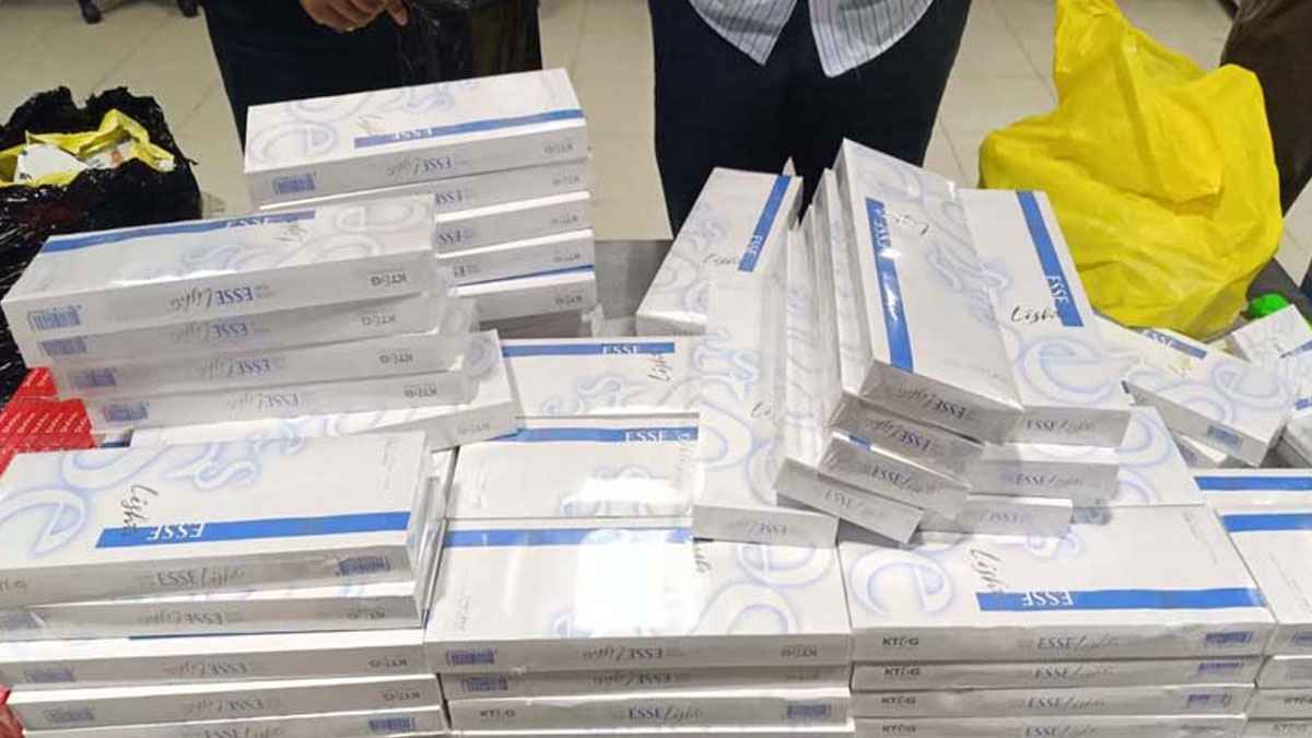 শাহ আমানতে বিদেশি সিগারেটসহ দুই বিমানযাত্রী আটক