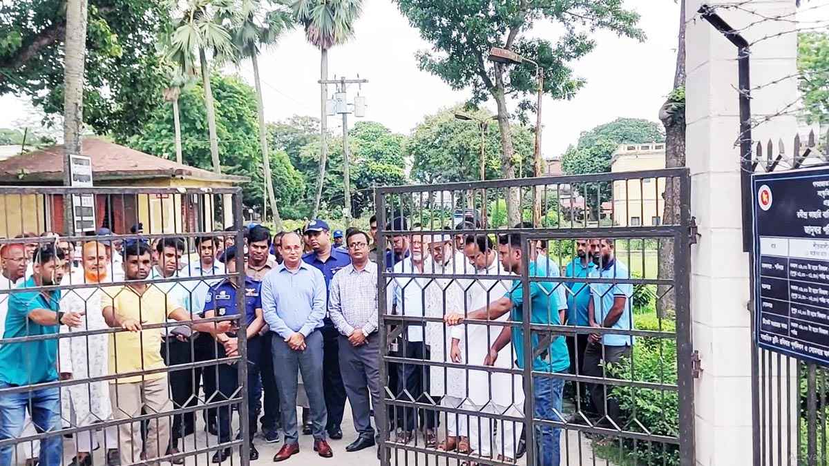 ২ দিন পরে কবিগুরুর কাছারি বাড়িতে প্রবেশ উন্মুক্ত