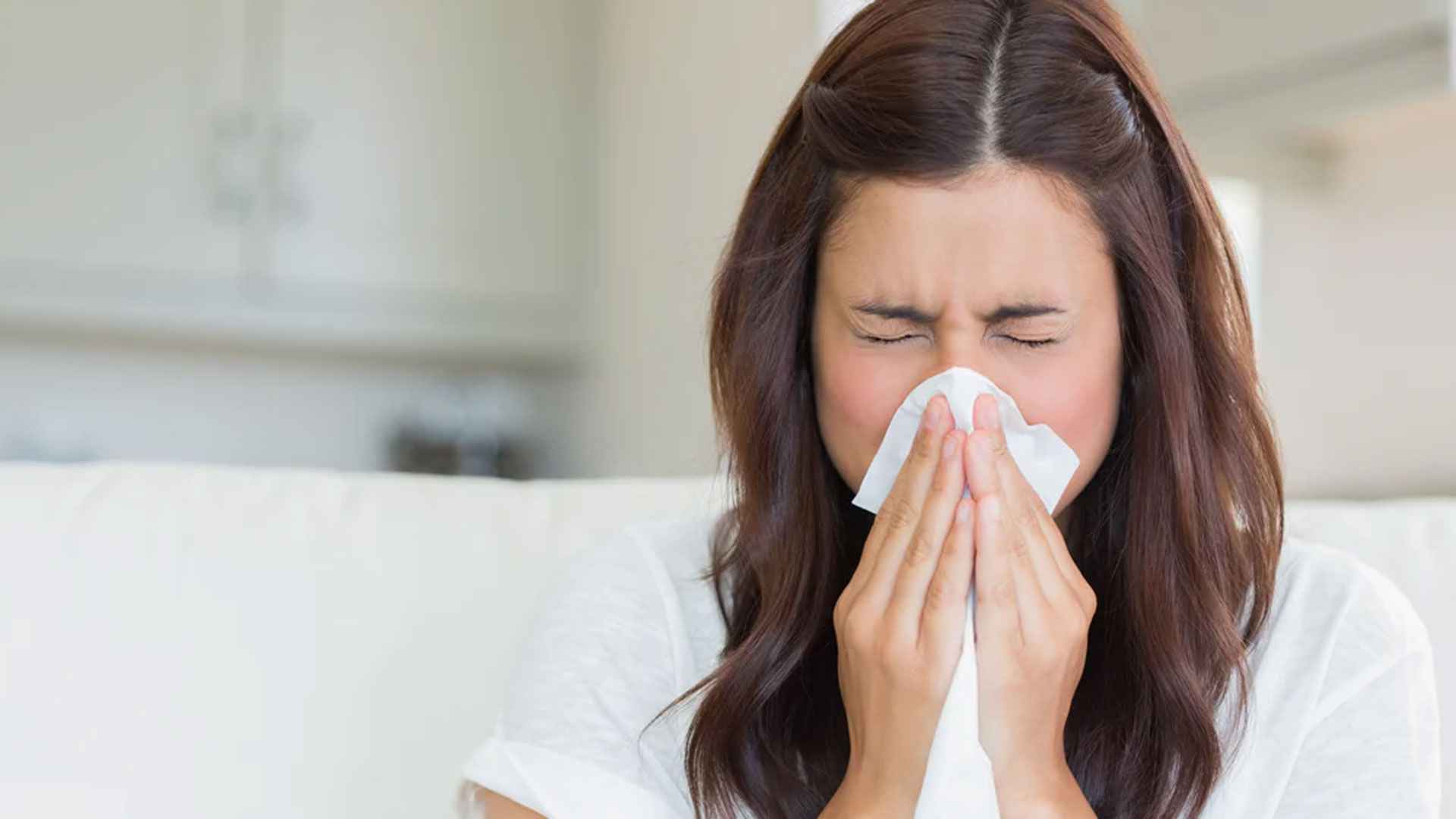 হাঁচি দিলে চোখ বন্ধ হয়ে যায় কেন?