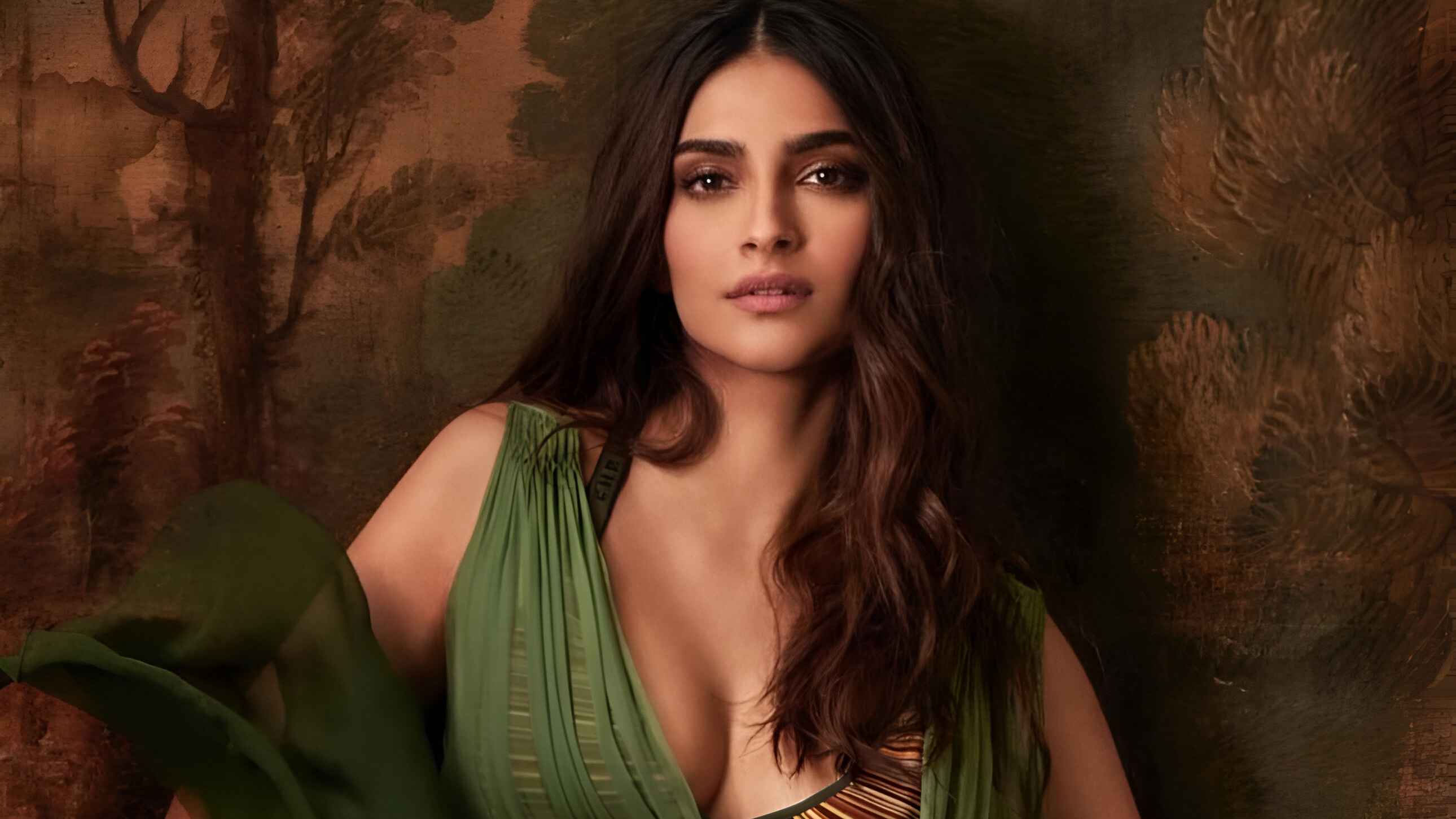 পেছন থেকে আমার বুকে হাত দেয়, যৌন হেনস্থা নিয়ে মুখ খুললেন সোনম