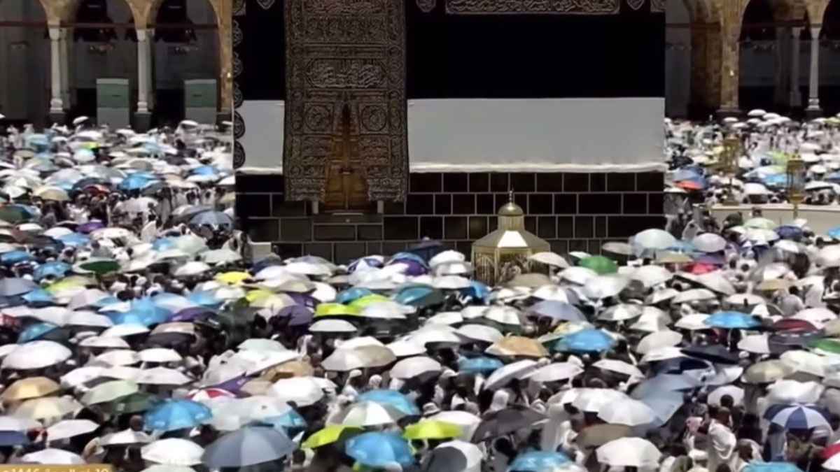 তীব্র রোদে ছাতা মাথায় তাওয়াফ করছেন হাজিরা (ভিডিও)