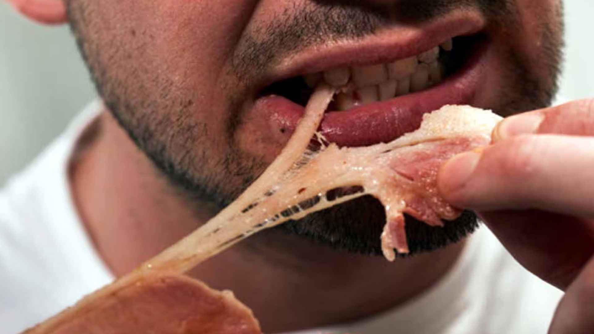 দাঁতের ফাঁকে মাংস আটকালে কী করবেন?