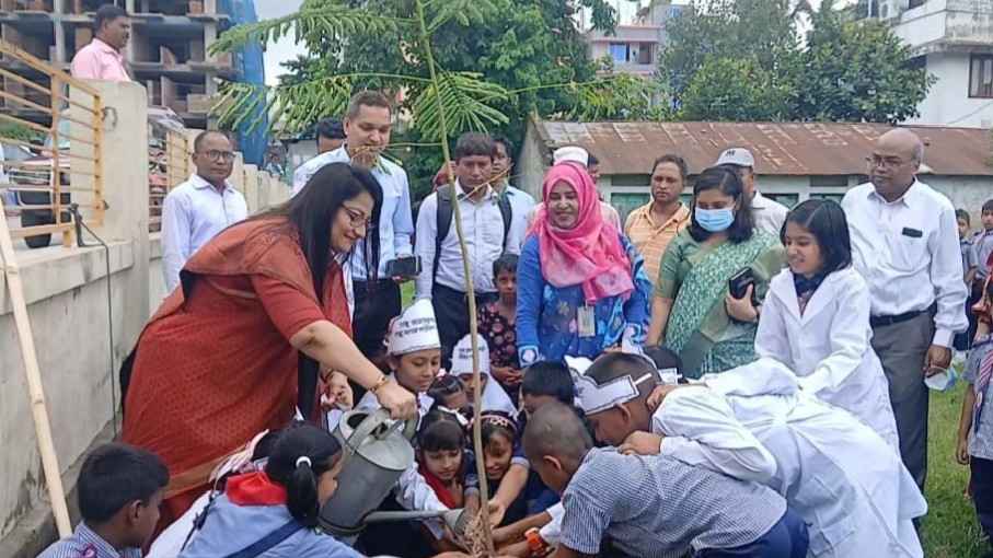 টাঙ্গাইলে ৫ হাজার বৃক্ষরোপণের উদ্বোধন করলেন জেলা প্রশাসক