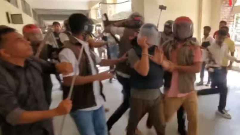 বগুড়ায় আদালতে যুবলীগ নেতাকে মারধর, দু’জনকে গণধোলাই