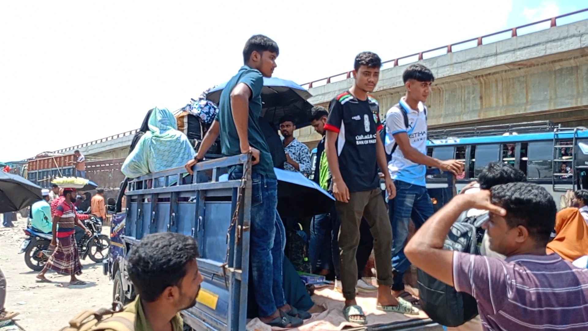 ছুটির শেষ দিনেও কর্মস্থলে ফিরছে উত্তরাঞ্চলের মানুষ