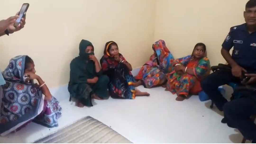 লালমনিরহাটে রথযাত্রায় চোর চক্রের ৫ নারী আটক