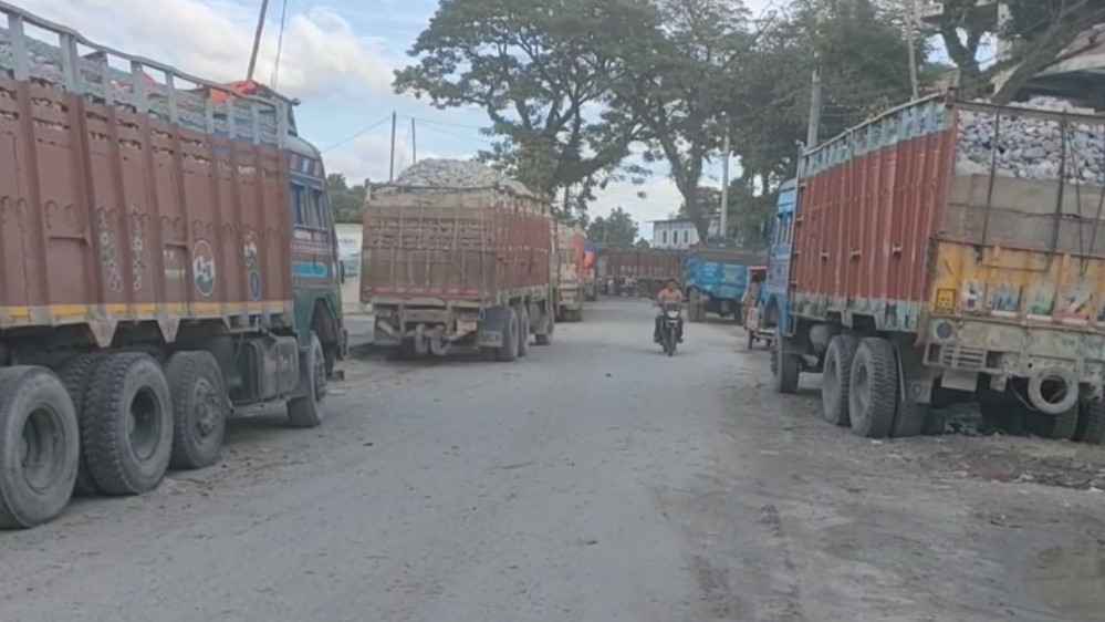 কমপ্লিট শাটডাউনে বুড়িমারী স্থলবন্দরে আমদানি-রফতানি বন্ধ