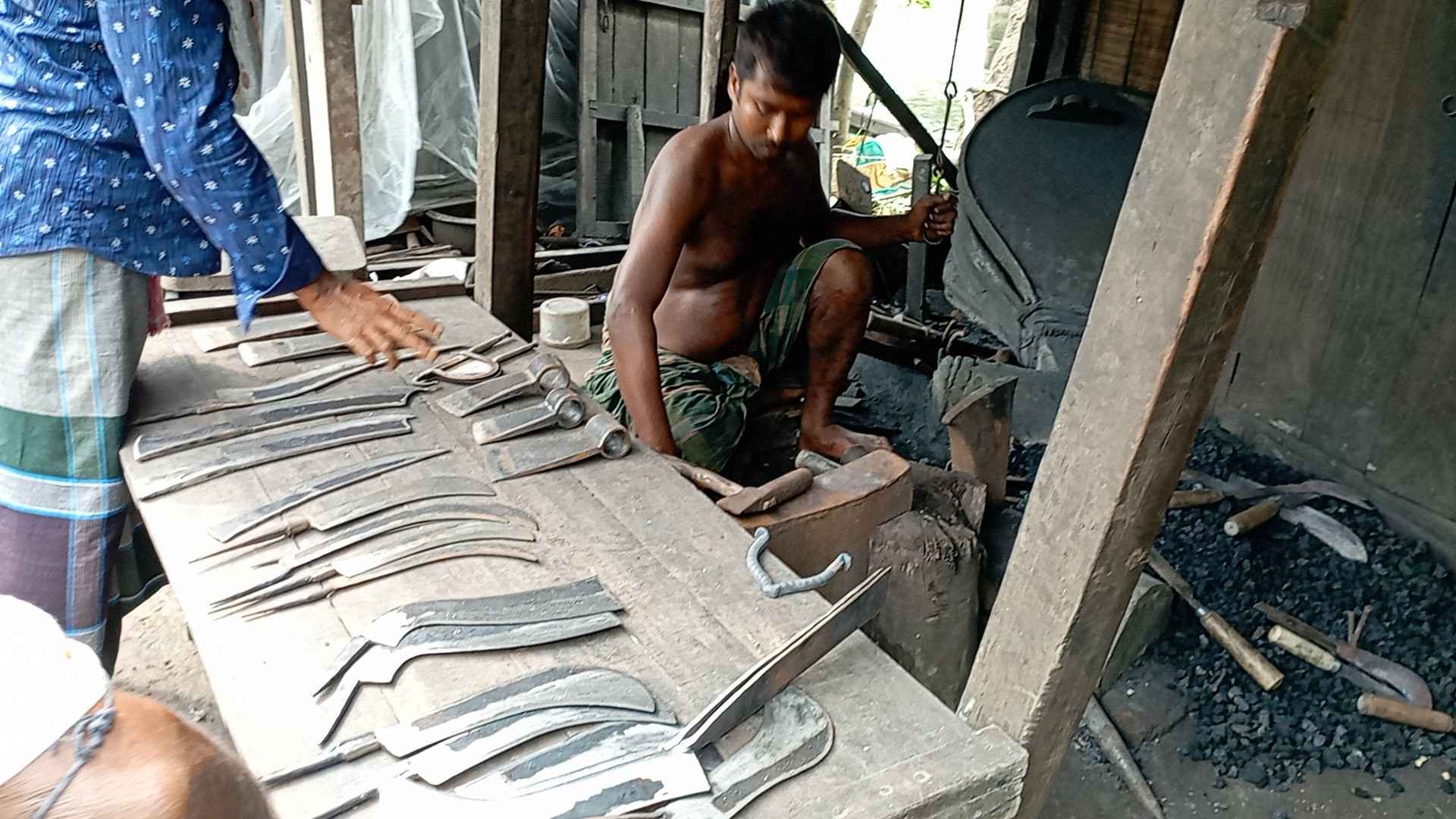 জৌলুস হারাচ্ছে কামারপাড়া, নেই আগের মতো ব্যস্ততা