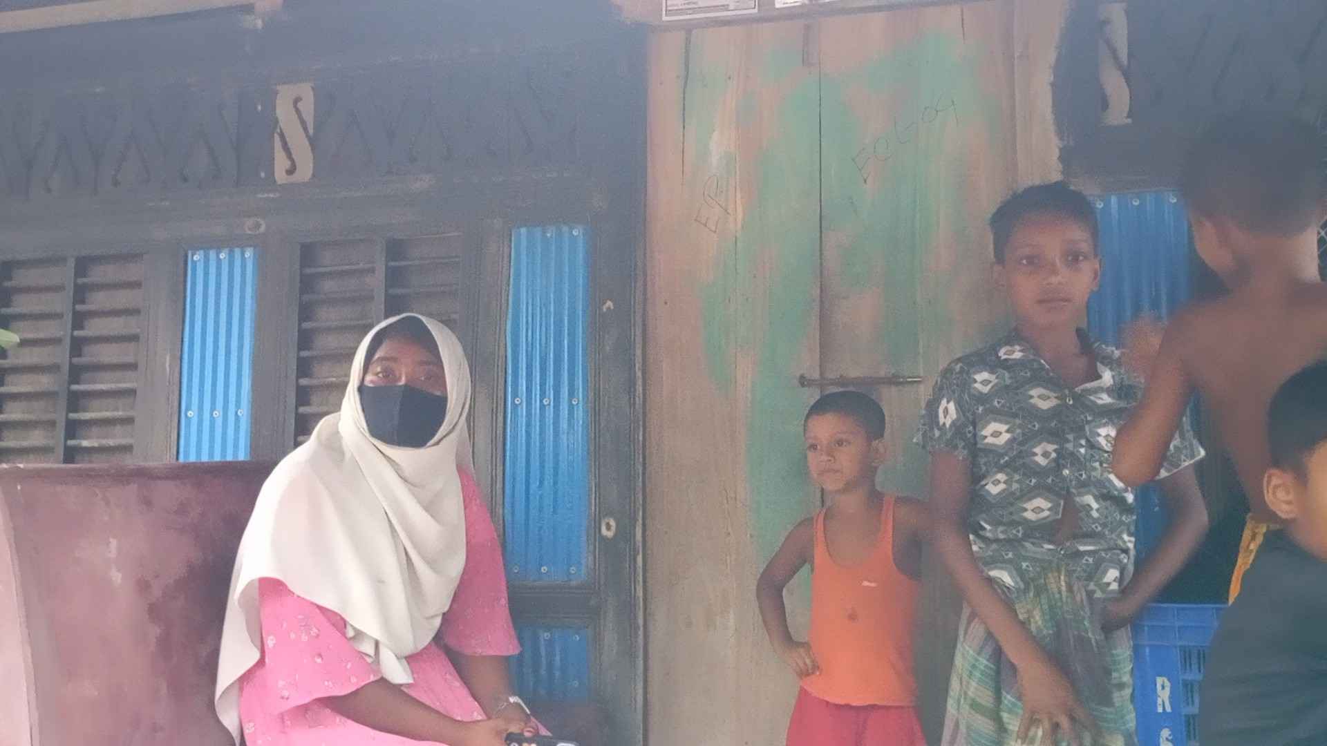 নাজিরপুরে স্ত্রীর স্বীকৃতির দাবিতে তরুণীর অনশন