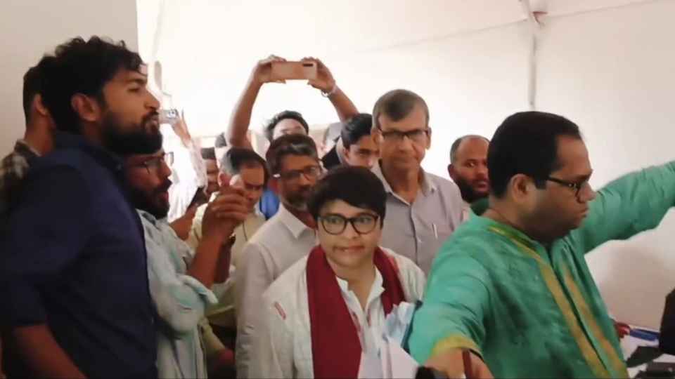 শিক্ষার্থীদের তোপের মুখে আওয়ামীপন্থি শিক্ষকদের সিনেট অধিবেশন ত্যাগ