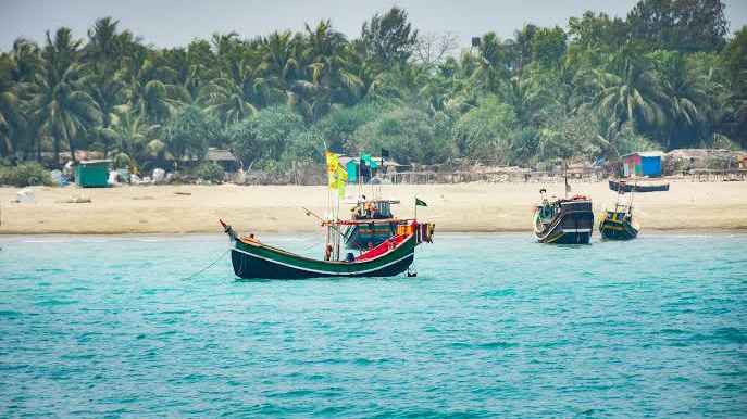 সেন্টমার্টিনে ট্রলার চলাচল শুরু